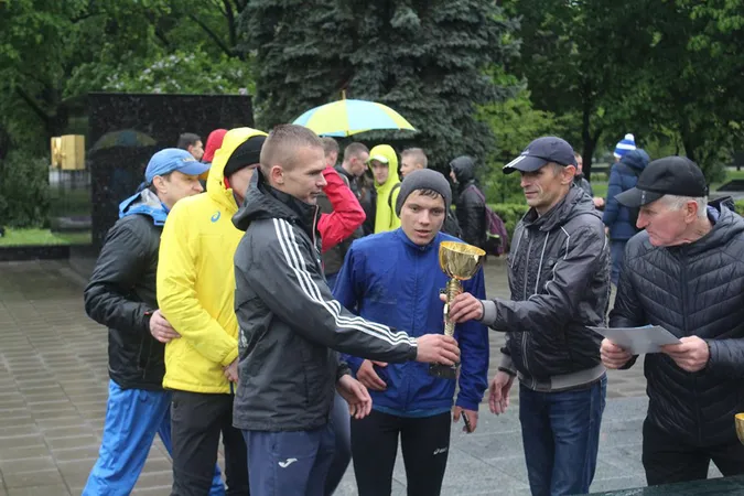 Дощ і перемоги: в Луцьку відбулася легкоатлетична естафета (фото)