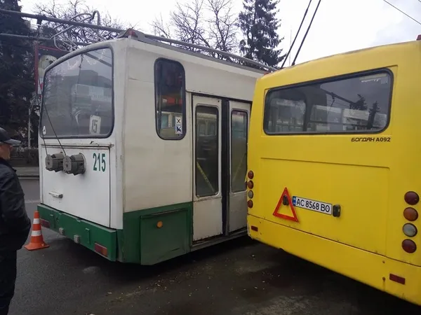 У центрі Луцька тролейбус протаранив дві маршрутки (фото)