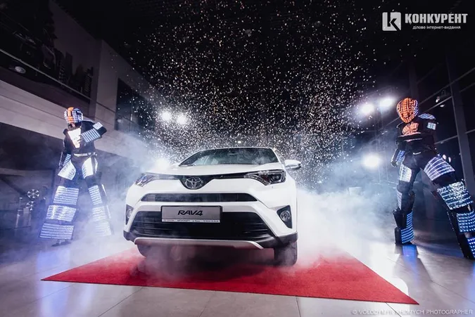 Луцький автосалон провів помпезну презентацію кросовера Toyota RAV4