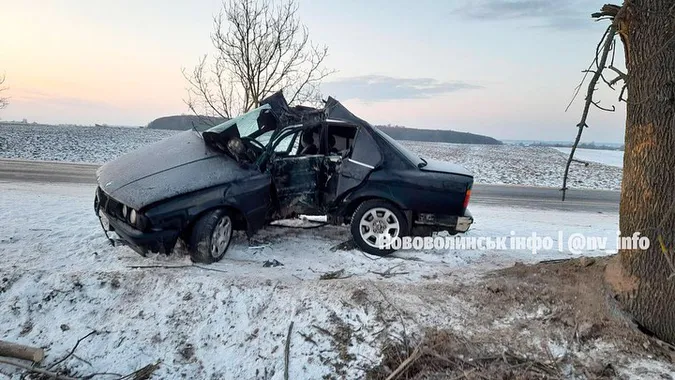 Автомобіль «переламало» навпіл: на Волині сталася смертельна автотроща (фото, відео, оновлено)