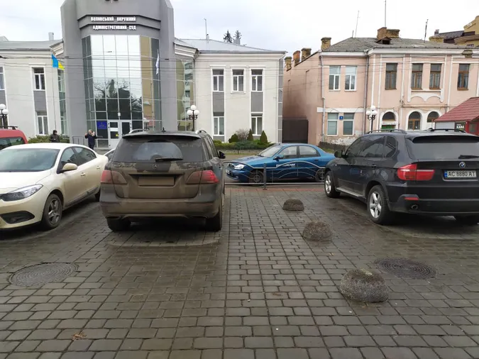 Позаду драмтеатру в Луцьку встановили обмежувачі (фотофакт)
