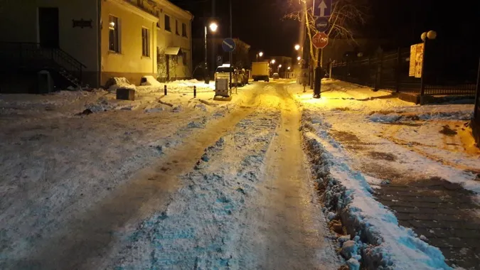 Лучани нарікають, що в «Старому місті» не прибирають сміття і сніг (фото)