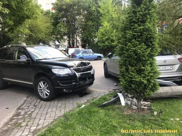 На Молоді – аварія: «фольксваген» збив стовп та зачепив легковик (фото)