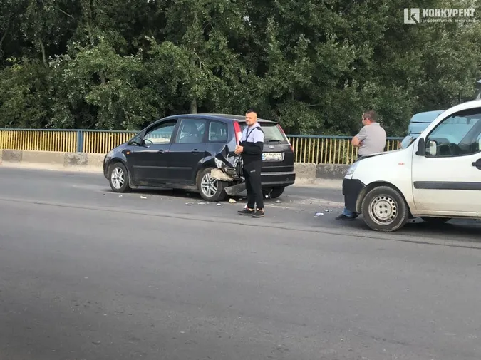 На виїзді з Луцька на мосту зіткнулись Fiat і Ford (фото)
