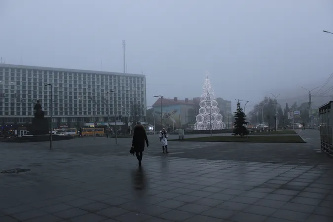 Напередодні Нового року Луцьк огорнув туман (фото)