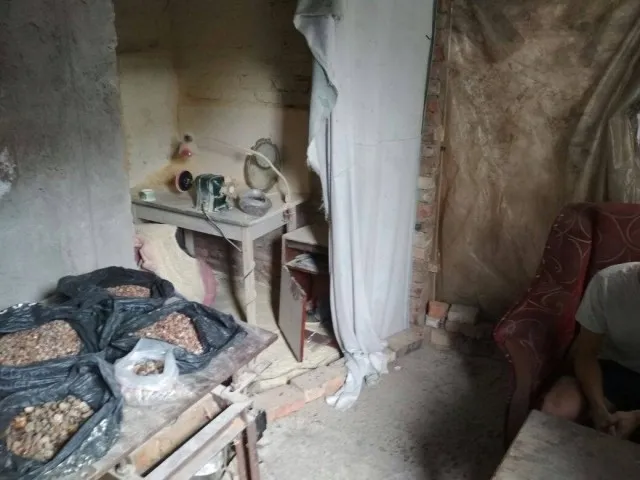 У Луцьку накрили підпільну майстерню з бурштином (фото)