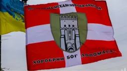 Бійці волинської «сотки» підняли оновлений прапор біля стели на в'їзді в Донецьку область (фото)