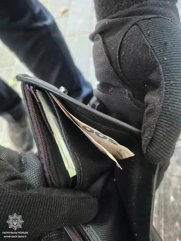 У Луцьку на вулиці знайшли гаманець з документами – власника розшукали