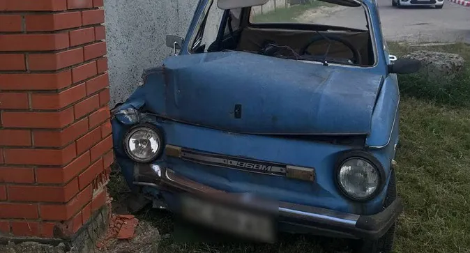У Луцьку «запорожець» врізався у паркан, і водій пішов «лікувати нерви» (фото)