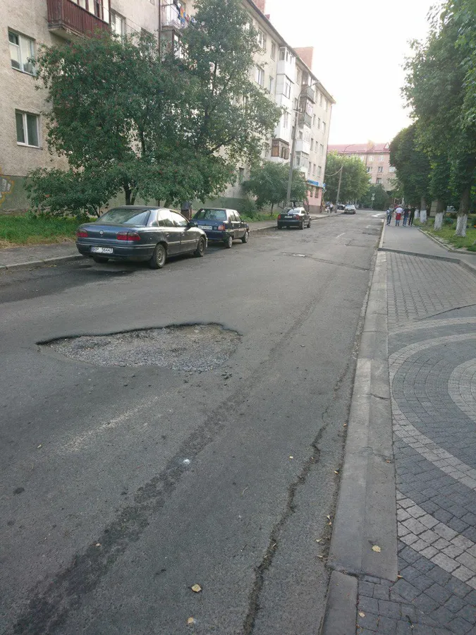 У центрі Луцька на дорозі ямище (фото)