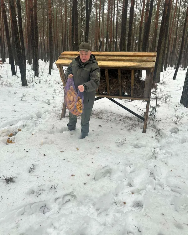 Як в нацпарку на Волині допомагають диким тваринам пережити сніжну зиму (фото)