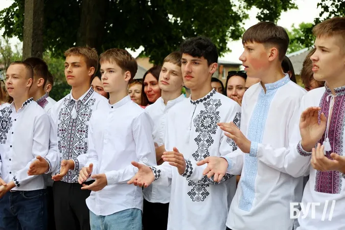 У Нововолинську для учнів пролунав останній дзвоник (фото)