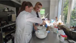 На Волині волонтери-хіміки готують лікувальні мазі для військових (фото, відео)