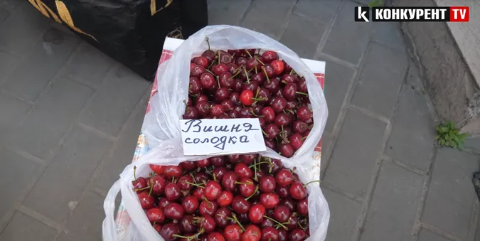 На ринку у Луцьку – аншлаг через ціни на вишні, черешні та сезонні ягоди (відео)