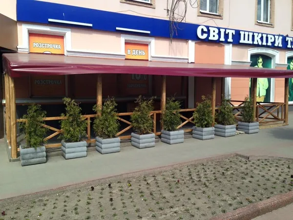 Лучанин розкритикував «споруду» біля бару в центрі міста (фото)