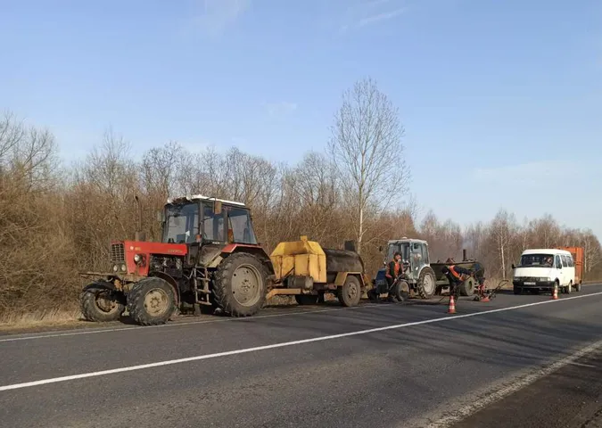 На Волині почали латати розбиті за зиму дороги (фото)