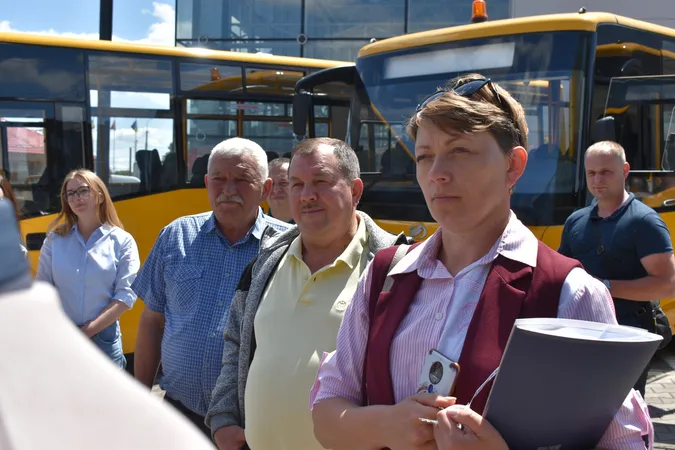 П'ятьом громадам Волині передали нові шкільні спецавтобуси (фото)