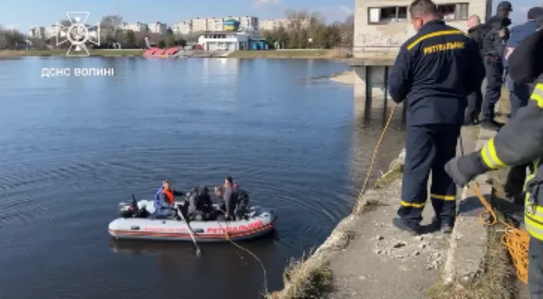 Автомобіль, піднятий з річки в Ковелі, – крадений: водолази обстежують дно (фото)