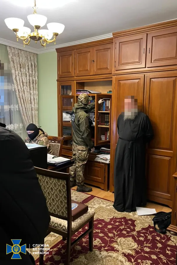 Російські методички та посвідчення окупантів: що СБУ виявила під час обшуків на Буковині