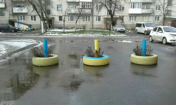Патріотично розмальовані шини-обмежувачі не зупинили луцьких муніципалів