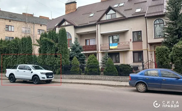 Робочий Ford Ranger Володимира Марценюка припаркований біля будинку. Березень 2024 року