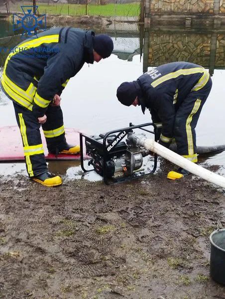 З городів і дворів: на Волині рятувальники відкачували воду (фото)