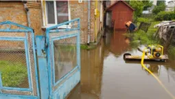 У Рожищі через негоду затопило дві хати (фото, оновлено)