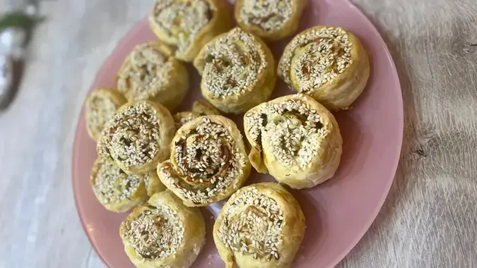 Рецепт апетитних курячих рулетиків із кунжутом