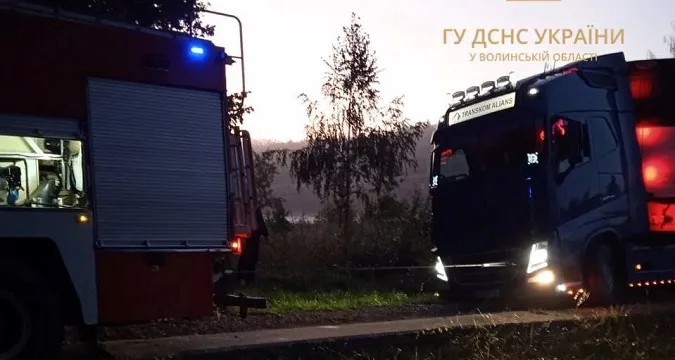 На Волині біля прикордонного села фура застрягла у багнюці (фото)