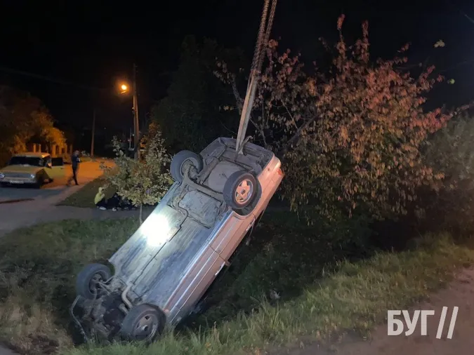 Завадило світло фар: у Нововолинську авто перекинулося на дах (фото)