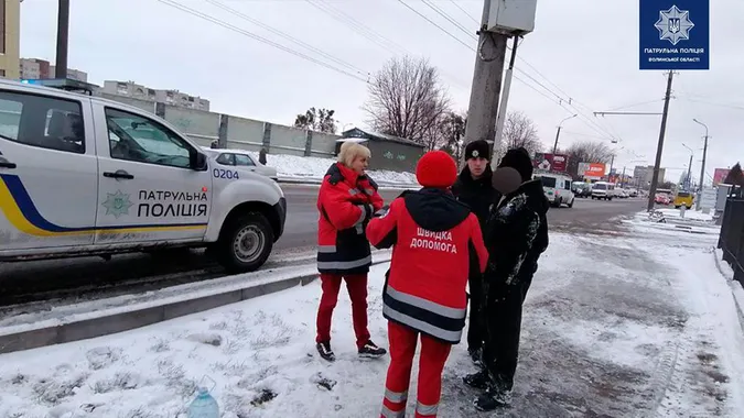 У Луцьку патрульні врятували п'яного чоловіка, який лежав на дорозі (фото)