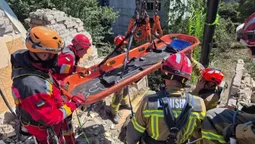 Під завалами будинку у Львові знайшли тіло загиблого чоловіка (фото)