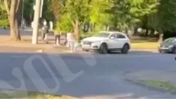 У Луцьку під колеса Audi потрапили жінка з дитиною (відео)