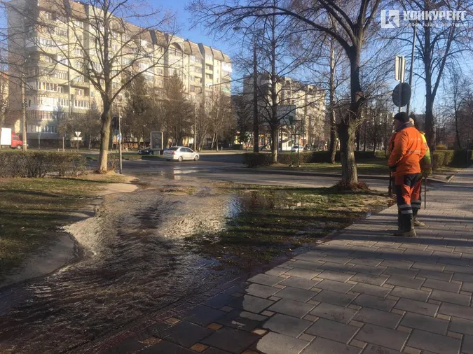 На Собороності у Луцьку б’є «фонтан»: водою заливає тротуар (фото, відео)