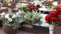 «Розкладаються сотні років»: що робити зі штучними квітами із кладовищ Луцька (фото, відео)