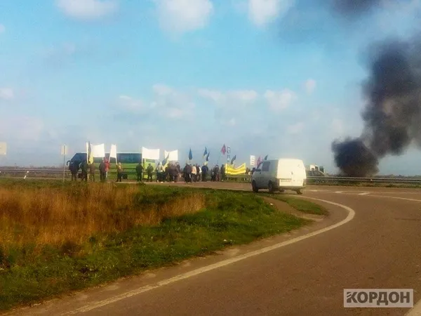 Активісти продовжують блокувати міжнародну трасу: палять шини