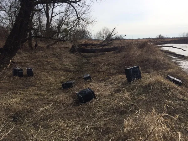 На гумовому човні через Західний Буг намагалися перевезти 24 ящиків курива (фото)