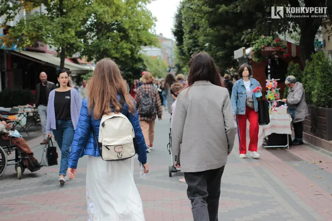 Друзі, хот-доги і бантики: як у центрі Луцька розважаються школярі (фото)