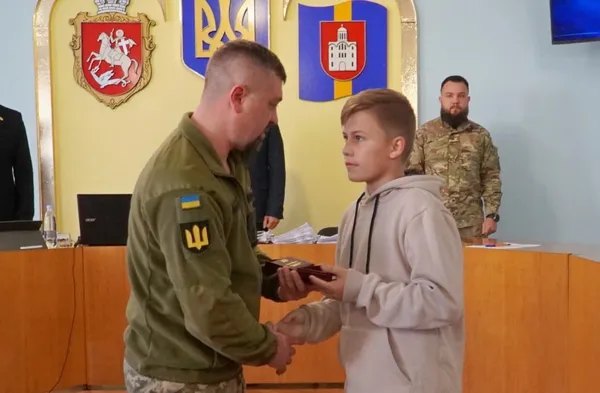 «Ми в боргу перед кожним Героєм»: на Волині родинам загиблих захисників вручили нагороди (фото)
