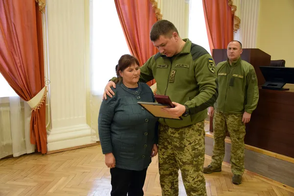 На Волині родичам двох загиблих прикордонників вручили нагороди