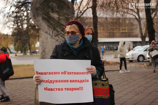 Луцькі зоозахисники пікетували управління поліції: що вимагали (фото)
