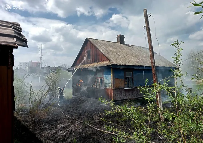 Кинули цигарку у траву: у Любомлі ледве не згорів будинок