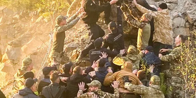 На Рівненщині майже добу шукали хлопчика, який впав у кар'єр