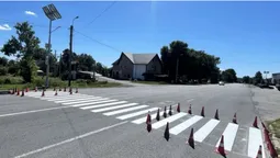 Спецфарба та скляні кульки: на Волині поновлюють розмітку на дорогах (фото)