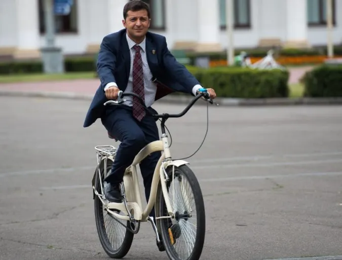 Ви хочете, щоби мене грохнули? — Зеленський про те, чому не їздить на велосипеді (відео)