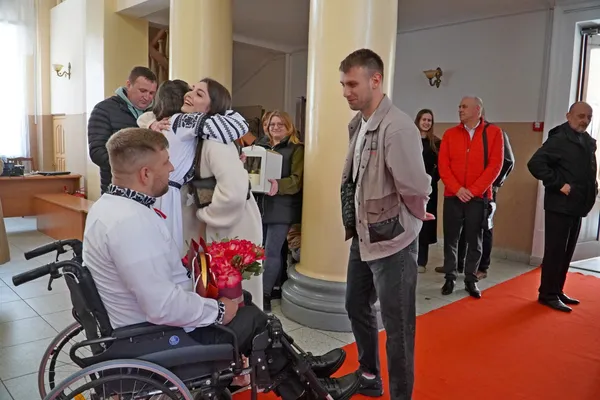 На Великдень на Волині побралися ветеран Олександр Іванісов та його обраниця Юлія