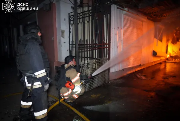 РФ вдарила «шахедами» по Одесі – горить легендарний ринок «Привоз» (фото)