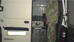 На Волині зупинили бус, завантажений сигаретами (фото, відео)