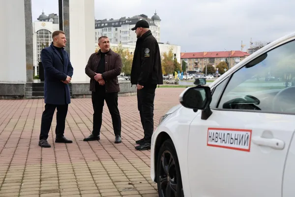 Ветеран з Волині отримав грант і придбав два авто для навчання водіїв (фото)