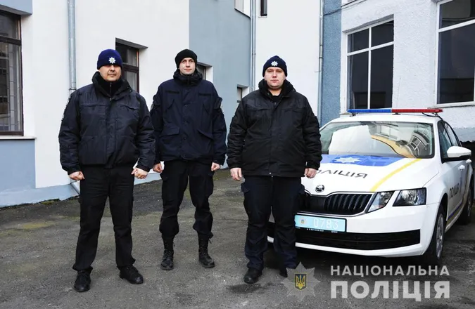 Схопили за ноги: у Луцьку чоловік хотів стрибнути з даху багатоповерхівки (фото)